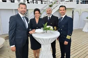 Hochzeitsplaner Tom Cramer (Jan Hartmann, l.), Hanna Liebhold (Barbara Wussow, 2. v. l.), Staff-Kapitän Martin Grimm (Daniel Morgenroth, 2. v. r.) und Kapitän Max Parger (Florian Silbereisen, r.). Hochzeitsplaner Tom Cramer (Jan Hartmann, l.), Hanna Liebhold (Barbara Wussow, 2. v. l.), Staff-Kapitän Martin Grimm (Daniel Morgenroth, 2. v. r.) und Kapitän Max Parger (Florian Silbereisen, r.).