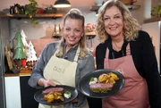 Fernsehk&ouml;chin Zora Klipp und NDR Moderatorin Bettina Tietjen pr&auml;sentieren k&ouml;stliche Weihnachtsgerichte, die ohne gro&szlig;en Aufwand gelingen und zu denen man die Zutaten sogar noch kurzfristig besorgen kann.