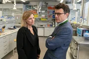 Vera Lanz (Katharina B&ouml;hm, l.) und Moritz Haber (Manuel Rubey, r.) f&uuml;hren eine wichtige Unterhaltung in dem Labor von Herrn Haber.