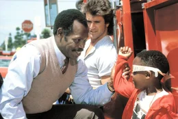 Roger Murtaugh (Danny Glover, li.) und Martin Riggs (Mel Gibson, Mi.)