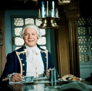 Squire Trelawney (Jacques Dacquemine), von Natur aus tapfer und großzügig, hat nur eine Schwäche: er redet zu viel. Squire Trelawney (Jacques Dacquemine), von Natur aus tapfer und großzügig, hat nur eine Schwäche: er redet zu viel.