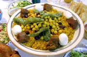 Fatmas Couscous für das abendliche Fastenbrechen ist zubereitet. Fatmas Couscous für das abendliche Fastenbrechen ist zubereitet.