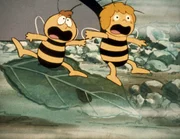 Maja und Willie erschrecken sich vor den Totengräbern. Maja und Willie erschrecken sich vor den Totengräbern.