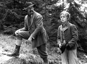 Seine rege Phantasie l&auml;sst Peter hoffen, es k&ouml;nne ihm, wie einst den J&uuml;ngern auf dem Weg nach Emaus, der Heiland erscheinen. v.l.n.r.: G&uuml;nther Maria Halmer (Tritzel), Harald Gauster (Peter).