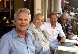Von links: Die Freunde Peter (Peter Sattmann), Klaus (Thomas Thieme), Ritschi (Guntbert Warns) und Jens (Peter Meinhardt) sind ganz angetan von der neuen Kellnerin ihres Stammcaf&eacute;s.