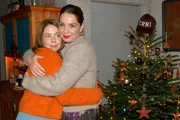 Toni (Olivia Marei, l.) und Nina (Maria Wedig) feiern ein harmonisches Weihnachtsfest.