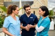 Krankenpfleger Karim (Nassim Avat) versucht zwischen Ella (Ines Quermann, l.) und Nora (Mimi Fiedler) zu vermitteln. Krankenpfleger Karim (Nassim Avat) versucht zwischen Ella (Ines Quermann, l.) und Nora (Mimi Fiedler) zu vermitteln.