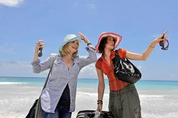 Zu ihrem Geburtstag schenkt sich die bescheidene Barbara Lichtblau (Annette Frier, l.) eine Mexiko-Reise. Weil ihr Mann nicht mitkommen will, springt kurzerhand ihre Freundin Sandra (Fabienne Elaine Hollwege, r.) ein. Alles ist so, wie sie es sich immer ertr&auml;umt hat: blauer Himmel, wei&szlig;er Strand - allerdings hat Sandra vom ersten Tag an nur noch Augen f&uuml;r den feurigen Diego ... -- /ProSieben Media AG/ SAT.1 - Alle Texte und Bilder d&uuml;rfen nur im Rahmen der Programmank&uuml;ndigung f&uuml;r ProSieben, Kabel 1 und N24 verwendet werden. Jede andere Verwendung, insbesondere Internet-Verwendung, ist untersagt. Mit Nutzung dieses Dienstes erkl&auml;ren sie ihr Einverst&auml;ndnis mit dieser Regelung. Bei Verwendung in Yellowpress, Boulevard-, Lifestyle, -Jugend und Kindermagazinen bitte Belegexemplar an ProSieben Sat.1 Media AG DokuCenter Text und Foto.