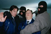 Kommissar Moser (Tobias Moretti, l.) und Christian B&ouml;ck (Heinz Weixelbraun, 2.v.r.) ermitteln undercover im Berufsumfeld des Verd&auml;chtigen Josef Nowak. Der Ex-H&auml;ftling hat allerdings zwielichtige Kumpane: Moser und B&ouml;ck werden von zwei maskierten M&auml;nnern (Tony Slama, 2.v.l. und Christian Berkel, r.) bedroht.