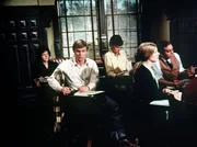 Im Literatur Seminar geniert sich John-Boy (Richard Thomas, 2.v.l.), wegen seiner Geschichten über das Leben in Waltons Mountain. Im Literatur Seminar geniert sich John-Boy (Richard Thomas, 2.v.l.), wegen seiner Geschichten über das Leben in Waltons Mountain.