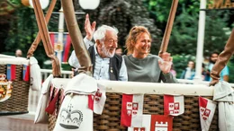 Dieter Hallervorden (li.) und seine Ehefrau Christiane Hallervorden (re.) genie&szlig;en die Lichtensteiner Ballonfahrt im Europa-Park und winken Fans zu.