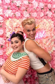 Mick Kobalt (Noah Kraus, r.) und Gina Hamdi (Derya Dilber, l.) posieren gerne mit Spa&szlig; und Glamour im Internet.