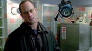 In der Pathologie erfährt Detective Stabler (Christopher Meloni), dass das Opfer vier Promille im Blut hatte und offensichtlich an ihrem Erbrochen erstickte. In der Pathologie erfährt Detective Stabler (Christopher Meloni), dass das Opfer vier Promille im Blut hatte und offensichtlich an ihrem Erbrochen erstickte.