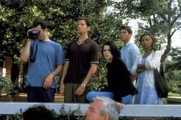 Alles w&uuml;rde seinen normalen Gang am Windsor College gehen, w&auml;re nicht der neueste Hit "Stab" ins Kino gekommen. Denn f&uuml;r Mickey (Timothy Olyphant, l.), Randy (Jamie Kennedy, 2.v.l.), Sidney (Neve Campbell, M.), Derek (Jerry O'Connell, 2.v.r.) und Hallie (Elise Neal, r.) endet das Drama ihres Lebens nicht auf der Leinwand ...