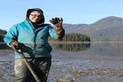 Breanna Miethe gr&auml;bt bei Ebbe nach Muscheln. (National Geographic/Gil Cano)