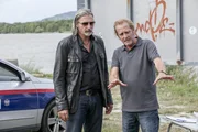 „Soko Donau" - Das junge Mädchen, das sich Carl für Geld anbietet, weiß nicht, dass sie es mit einem Polizisten zu tun hat. Carl, dem die Geschichte seiner Nichte noch in den Knochen steckt, nimmt sich des Mädchens an und versucht, ihr ihre "große Liebe" auszureden. Im Bild (v.li.): Stefan Jürgens (Carl Ribarski), Helmut Bohatsch (Franz Wohlfahrt). „Soko Donau" - Das junge Mädchen, das sich Carl für Geld anbietet, weiß nicht, dass sie es mit einem Polizisten zu tun hat. Carl, dem die Geschichte seiner Nichte noch in den Knochen steckt, nimmt sich des Mädchens an und versucht, ihr ihre "große Liebe" auszureden. Im Bild (v.li.): Stefan Jürgens (Carl Ribarski), Helmut Bohatsch (Franz Wohlfahrt).