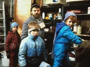 Hausmeister (Werner Zeussel) und die Kinder. Hausmeister (Werner Zeussel) und die Kinder.