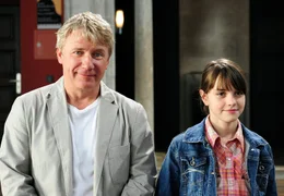 Die Fu&szlig;ballfreaks Alex (J&ouml;rg Sch&uuml;ttauf) und Charlie (Annika und Francesca Bolkart) sind sich in jedem Fall verdammt &auml;hnlich.