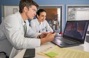 Dr. Ben Ahlbeck (Philipp Danne, l.) und Dr. Leyla Sherbaz (Sanam Afrashteh, M.) sind in einer gemeinsamen Video-Schalte mit Dr. Matteo Moreau (Mike Adler, r. auf dem Bildschirm). Doch wo h&auml;lt sich Dr. Moreau eigentlich gerade auf?