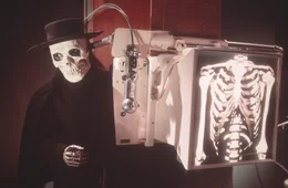Ein unheimlicher M&ouml;rder in einer furchterregenden Totenkopfmaske hat es auf die Menschen im Umfeld von Sir Cecil abgesehen. Als Sir Cecil seinen verstorbenen Bruder als potenziellen M&ouml;rder verd&auml;chtigt, ger&auml;t er selbst zunehmend in Gefahr.