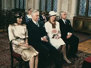 Auf dem Standesamt sind Angi (Thekla Carola Wied. l.) und Werner (Peter Weck, r.) Trauzeugen bei der Hochzeitszeremonie von Onkel Rudolf (Hans Holt, 2. v. l.) und Traudl (Lotte Ledl, 2. v. r.).