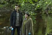 DCI Vera Stanhope (Brenda Blethyn, r.) und ihr Assistent DS Aiden Healy (Kenny Doughty, l.) schauen sich den Fundort der Leiche im Hinblick auf entscheidende Spuren nochmals an.