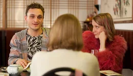 Abendessen mit Tochter Linda (Klara Manzel) und deren Freund Arne (Franz Rogowski): Seine "klugschei&szlig;erische" Art geht Emma Beeskow (Dagmar Manzel) schnell auf den Keks.