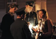 Die Kosmetikerin Julia Hausmann (Hannah Herzsprung, r.) und ihr Freund, der Deutsch-Amerikaner  Robert Schnyder (Steffen Groth, l.) geraten in eine n&auml;chtliche Verkehrskontrolle. Der Volkspolizist Martin Kupfer (Florian Lukas, 2.v.l.) und sein Kollege Peter G&ouml;rlitz (Stephan Grossmann, 2.v.r.) kontrollieren die Papiere.