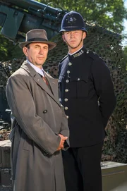 (v.li.): Inspector Hardcastle (Phil Daniels), Constable Jenkins (Ben Righton)