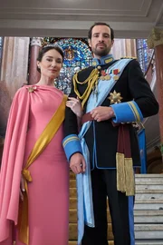 Prinzessin Bea (Mallory Jansen), Prinz Desmond (Charlie Carrick)  +++ Die Verwendung des sendungsbezogenen Materials ist nur mit dem Hinweis und Verlinkung auf RTL+ gestattet. +++