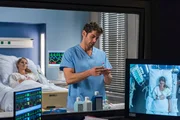 Mara K&uuml;hn (Caroline Erikson, r.) liegt mit einem Tumor auf der Intensivstation. Dr. Niklas (Roy Peter Link, l.) stabilisiert die junge Frau zun&auml;chst.