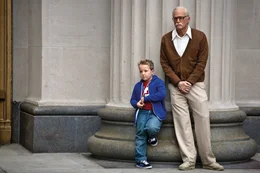 Der frisch verwitwete Irving Zisman (Johnny Knoxville, r.) soll seinen Enkel (Jackson Nicoll, l.), als dessen Mutter ins Gef&auml;ngnis kommt, bei seinem weit entfernt wohnenden Vater abliefern. Ein chaotischer Trip nimmt seinen Lauf ...