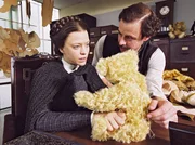 Margarete (Heike Makatsch) und ihr Bruder Fritz (Felix Eitner) haben gemeinsam den ersten B&auml;ren aus Mohair entwickelt und gen&auml;ht.