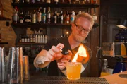Joschka Pelgen von der Mainzer Spiritus Bar flambiert einen Exotic Juice als Hausvariante des Gimlet Cocktails.