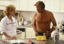 Die von zahlreichen &Auml;ngsten und Neurosen geplagte Million&auml;rsgattin Barbara (Bette Midler, l.) ist von der animalischen Ausstrahlung des Gammlers Jerry Baskin (Nick Nolte, r.) zunehmend verunsichert ...