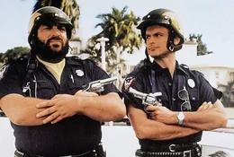 Die beiden Pseudo-Polizisten Matt Kirby (Terence Hill, r.) und Willbur Walsh (Bud Spencer, l.) kommen einem Drogen-Ring auf die Spur ...