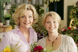 Die junge Witwe Peggy (Annette Frier, r.) betreibt zusammen mit ihrer Mutter (Saskia Vester, l.) einen Blumenladen. Neben den bunten Gew&auml;chsen versucht Mama Schenk auch ihre Tochter wieder "an den Mann" zu bringen ...