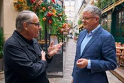 Regisseur und Autor Gero von Boehm (l.) steht mit Christopher Clark (r.), dem Moderator von "Macht der G&ouml;tter", in einer kleinen Gasse.