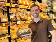 Bauernbrot, Paderborner oder Pumpernickel: Mehr als 3000 verschiedene Brotsorten gibt es. Aber wie werden sie hergestellt? Und wie unterscheidet sich die Arbeit zwischen kleiner Backstube und gro&szlig;em Filialisten? Reporter Daniel A&szlig;mann findet es in &bdquo;Ausgerechnet &ndash; Brot&ldquo; heraus.
