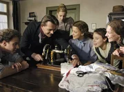 am Dienstag (27.12.05) um 20:15 Uhr im Ersten. Stolz f&uuml;hrt Julius den Geschwistern und Charlotte die neue N&auml;hmaschine vor. v.l.n.r.: Fritz (Felix Eitner), Julius (Hary Prinz), Charlotte (Bernadette Heerwagen), Margarete (Heike Makatsch), Pauline (Eva L&ouml;bau) und Marie (Lilia Lehner).