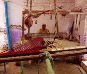 Koptische Weberin in Naqada: Die traditionell arbeitenden Weber von Naqada werden von Maschinen verdrängt. Koptische Weberin in Naqada: Die traditionell arbeitenden Weber von Naqada werden von Maschinen verdrängt.