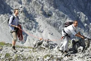 Hans (Heiko Ruprecht, l.) sichert Peter (Florian Fitz, r.) im steilen und felsigen Gelände. Hans (Heiko Ruprecht, l.) sichert Peter (Florian Fitz, r.) im steilen und felsigen Gelände.
