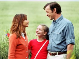 Klaus (Michael Roll) und seine Tochter Anna (Maria Ehrich, Mitte) haben sich mit Judith (Christina Plate) zu einer Familie zusammengefunden.