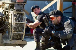 Barney Ross (Sylvester Stallone l.) und Lee Christmas (Jason Statham)  Die Verwendung des sendungsbezogenen Materials ist nur mit dem Hinweis und Verlinkung auf RTL+ gestattet.