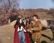 Lederstrumpf (Hellmut Lange, r.) und Chingachgook (Pierre Massimi, Mi.) haben Mabel (Juliette Villard), die Tochter von Major Dunham, im letzten Augenblick vor den Sioux gerettet. Lederstrumpf (Hellmut Lange, r.) und Chingachgook (Pierre Massimi, Mi.) haben Mabel (Juliette Villard), die Tochter von Major Dunham, im letzten Augenblick vor den Sioux gerettet.