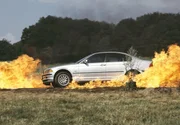Semir und Tom rasen mit ihrem Dienstwagen in eine Feuerwand.