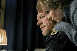 Kathrine (Juliane K&ouml;hler) und Bjarte (Sven Nordin) f&uuml;hren ein ruhiges und erf&uuml;lltes Eheleben, bis die Wahrheit &uuml;ber Kathrines Identit&auml;t ans Licht kommt.