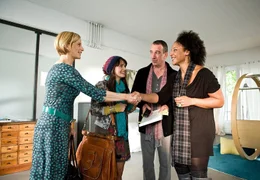 ARD DANN KAM LUCY, Deutschland 2011, Regie Christoph Schrewe, am Sonntag (03.05.15) um 15:00 Uhr im Ersten. Bei einem &Uuml;berraschungsbesuch in Amsterdam lernen Lucy (Olga von Luckwald) und Saskia (Julia J&auml;ger, li.) Mia (Anja Herden, re.) kennen, die Assistentin von Alex (Heio von Stetten).