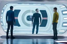 Noch ist Kirk (Chris Pine, r.) und Spock (Zachary Quinto, l.) nicht wirklich klar, dass John Harrison "Khan" (Benedict Cumberbatch, M.) ein richtig b&ouml;ser Bube ist ...