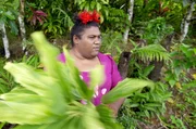 Asafo Fuimaono in ihrem Garten. Die Floristin schm&uuml;ckt mit ihren Blumen Kirchen und H&auml;user bei festlichen Anl&auml;ssen. Transgender sind in der samoanischen Kultur verwurzelt, mussten aber fr&uuml;her oft Benachteiligung erleben. Heute haben sie sich vielfach gesellschaftliche Anerkennung erk&auml;mpft.